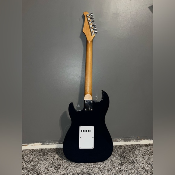 Silvertone Electric Guitar and Amp - Picture 2 of 14